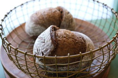 Köy fırınında taze ekmek ve çörekler, kırsal arka planda pişmiş yiyecekler ve kırsal gıda pazarı kavramı. Yüksek kalite fotoğraf