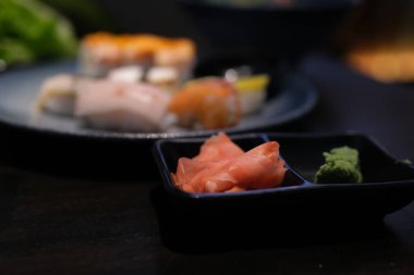 Salamura edilmiş zencefil, soya sosu ve Wasabi soslu suşi ruloları, seçici odaklanma. Yüksek kalite fotoğraf