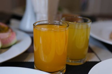Taze portakal suyu ve fotokopi odası, yaz içkileri. Tutku meyveli mango suyu.