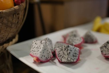 Pitahaya arkaplanlı meyve kabuğu üzerine ejderha meyvesi dilimi, Asya Tayland ve sağlıklı meyve kavramında taze beyaz ejderha meyvesi. Yüksek kalite fotoğraf