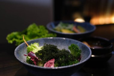 Taze karışık salata tarlası yeşillikleri üst üste yığılmış. Yüksek kalite fotoğraf