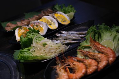 Sofra takımında midye, somon, karides ve ahtapot içeren çeşitli deniz ürünleri tabağı. Yüksek kalite fotoğraf