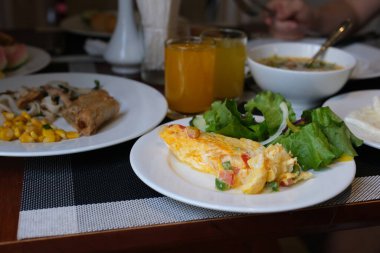 Domatesli omlet ve arka planda fotokopi alanı olan ıspanak. Üst manzara, düz yatış. Yüksek kalite fotoğraf