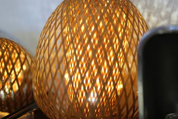 Karanlık İç mekânında parlayan ampulle örülmüş Bambu Rattan Tavan lambası. Sıcak ortam ışığını aydınlatan geleneksel bir bambu kakaolu tavan lambasının üst görüntüsü. Yakalandı. 