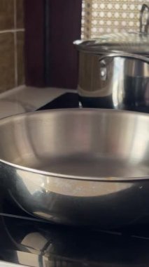 Rafta paslanmaz çelik mutfak gereçleri ve mutfak gereçleri. Mutfak mükemmelliğini simgeliyor. Modern yemek teknikleri, Şükran Günü yemeği hazırlıkları. Yüksek kalite 4k görüntü