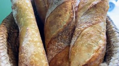 Beyaz arka planda sepette taze ekmek. Yüksek kalite