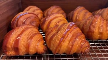 Kıtır bir tabakta altın rengi gevrek kruvasanlar, tereyağlı katmanları ve hilal şeklindeki şekliyle sabah hoşgörüsünü mükemmel bir basitlikte yakalıyor. Yüksek kalite 