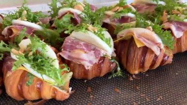 Düğünde bir yığın kruvasan sandviçi. Yüksek kalite 