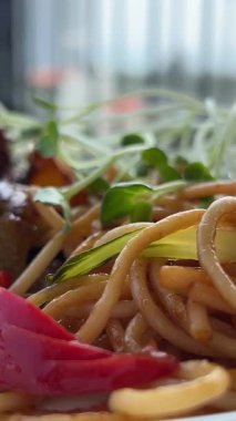 Domatesli öğle yemeği makarnası tatlı biberli et ve sebzeli, çatallı, lezzetli bir spagetti.
