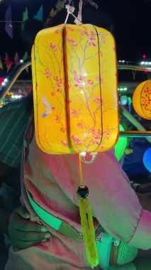 Hoi 'deki Bon Nehri boyunca yüzen tekneler renkli fenerlerle dolu eski bir şehir. Vietnam Hoi 05.03.2025