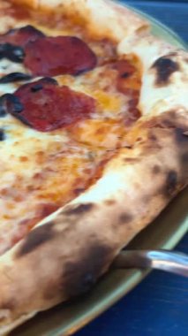Peynirli iki pizza ve Margherita ve mavi masada salamlı pizza. Yüksek kalite 4k görüntü