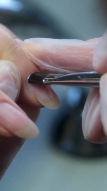 Güzellik salonunda yapılan manikür işlemleri. Tırnak eti çıkarma. Yüksek kalite 4k görüntü