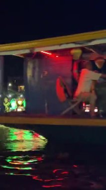 Akşamları teknesi aydınlanan bir nehir. Vietnam Hoi 05.03.2025 