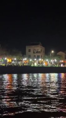 Akşamları teknesi aydınlanan bir nehir. Vietnam Hoi 05.03.2025 