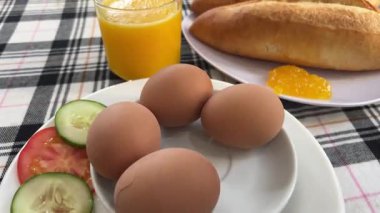 Haşlanmış yumurta salatalık domates diyet çörek banh mi? Yüksek kalite 4k görüntü