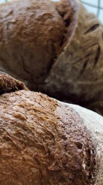 Köy fırınında taze ekmek ve çörekler, kırsal arka planda pişmiş yiyecekler ve kırsal gıda pazarı kavramı. Yüksek kalite