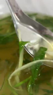 Sıcak baharatlı çorba. Bulanık insanlar Tayland 'da Hua Hin' de açık büfede yemek yerken. Yüksek kalite 4k görüntü