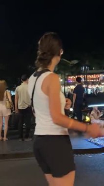 Turistler, Hoi 'deki Bon Nehri boyunca setin etrafında geziniyorlar. Renkli fenerlerle dolu eski bir şehir. Vietnam Hoi 05.03.2025