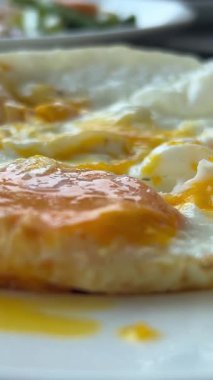 Dökme Demir Tavada Yumurta Kızartma. Yüksek kalite 4k görüntü