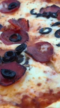 Et pizzası. Pizza fırında. İtalyan pizzası yapma süreci. Pizza restoranın mutfağında hazırlanıyor. Yüksek kalite 4k görüntü