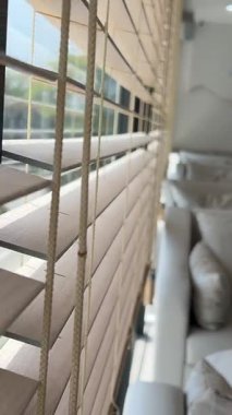 Işık, Minimalist Endüstriyel Kafe Restoranı Tasarımı 'nı kör eder. Perspektif oluşturur. İzolasyon görüşü. - Evet. Yüksek kalite 4k görüntü