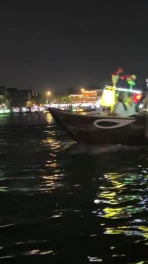Akşamları teknesi aydınlanan bir nehir. Vietnam Hoi 05.03.2025 