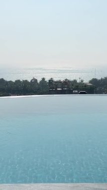 Bangkok şehir merkezindeki apartmanın çatısında yüzme havuzu, şehir manzarası. Tatil tatili konseptinde yaz sezonunda dinlenmek. Eğlence yaşam tarzı. 4k görüntü