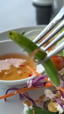 Soya sosuna çatallı salata, Asya mutfağı balık sosu, sarımsak ve acı biberle birlikte otelin öğle yemeği büfesinden al. Yüksek kalite 4k görüntü