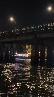 Akşamları teknesi aydınlanan bir nehir. Vietnam Hoi 05.03.2025 