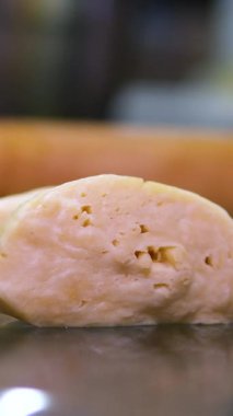 Sihirli konsept, hamuru mutfak masasının üzerinde yuvarlıyor un, yumurta ve çırpı. Döngülü video. Yüksek kalite 4k görüntü