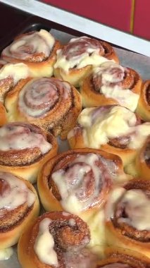 Fırında pişmiş tarçınlı çörekleri fırında pişiriyorum. Yüksek kalite 4k görüntü