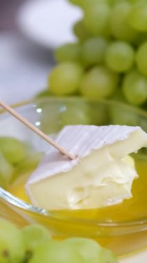 Taze bal ve ev yapımı ricotta peyniri. Kalp şeklinde tabakta çam fıstığı. Ahşap, antika tabaklar ve masada yemek. Sağlıklı doğal kahvaltı. - Evet. Yüksek kalite 4k görüntü