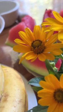 Masada çiçekler muzlar şeftali ahududu karpuz lokhina erikleri yaz kahvaltısı öğle yemeği. Yüksek kalite 4k görüntü