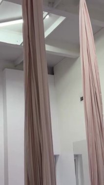 Boş Aerial lif stüdyosu ferah aero yoga stüdyosu her yerde asılı ipek havadan hamaklar ve güzel yaz manzaralı panoramik pencereler. Yüksek kalite 4k görüntü