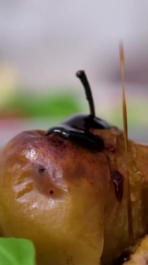 Şekerci fırınlanmış elmanın üzerine sos döker. Yüksek kalite 4k görüntü