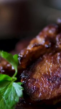 Lezzetli taze kesilmiş et, süslü bir mermer tahtada otlarla süslenmiş. Yüksek kalite 4k görüntü