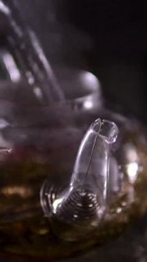 Yeşil çay yaprakları çaydanlıkta demlenir, beyaz arka planda. Yüksek kalite 4k görüntü