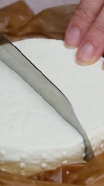 Bıçakla kesilmiş beyaz küflü Camembert peyniri. Yakın plan.