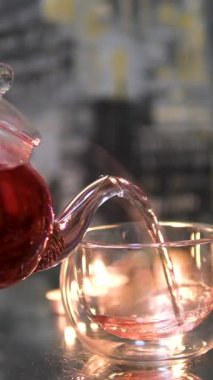 Yeşil çay yaprakları çaydanlıkta demlenir, beyaz arka planda. Yüksek kalite 4k görüntü