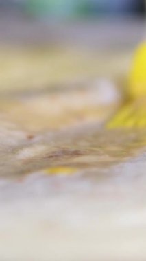 Donör hazırlama, mutfak önlüğü giymiş yumurta gibi genç bir kadınla fırçalama, dilimlenmiş salatalık, lahana ve tavukla pide ekmeği sarma süreci. Yüksek kalite 4k görüntü