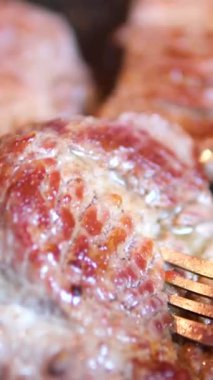 Kızartmaya hazır zeytinyağlı ve baharatlı iki çiğ biftek. Yemek partisi konsepti. Yüksek kalite 4k görüntü