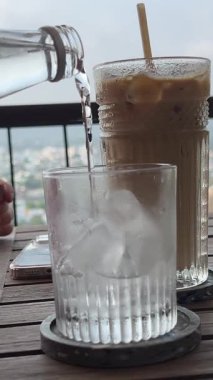 Buzlu latte ve temiz su. Yüksek kalite 4k görüntü