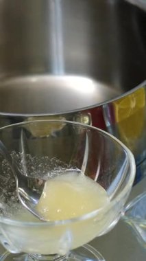 Değişen gölgelerde şeffaf jelatin küpleri gösteren detaylı bir manzara. Yumuşak pembe bir kasede zarif bir şekilde yerleştirilmiş. Pembe bir kasede parıldayan jelatin küplerinin yakın çekimi. Yüksek kalite 4k görüntü