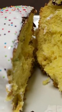 Panettone. Geleneksel İtalyan Paskalya ekmeği, kurutulmuş böğürtlen ve çikolatalı. Paskalya sepeti rahat bir evdeki bir kadının elinde. İtalya 'da Lombardiya bölgesinde. Noel Sembolü.