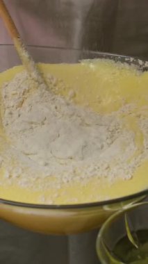 Cheff Hands hamur yoğuruyor ekmek hamuru mayası pişiriyor yemek kavramını yavaş çekimde pişiriyor. Yüksek kalite 4k görüntü