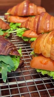 Lezzetli sosisli kruvasan ve kırpma yolu. Yüksek kalite 