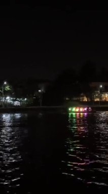 Akşamları teknesi aydınlanan bir nehir. Vietnam Hoi 05.03.2025 