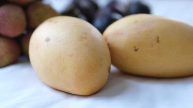 Mango, liçi, longan ve mangosteen de dahil olmak üzere Vietnam yerel caddesinde satışta olan renkli taze tropikal meyvelerin en üst görüntüsü. Yüksek kalite 
