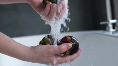 Piyasadaki mangosenler, yavaş çekim. Yüksek kalite 4k görüntü