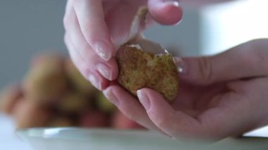 Genç bir kız bir liçi meyvesini soymaya çalışır. Taze liçi yiyen kız. Bir kadın ve liçi meyvesi. Meyve yeme kavramları. Yakın çekim 4K videosu. - Evet. Yüksek kalite 4k görüntü